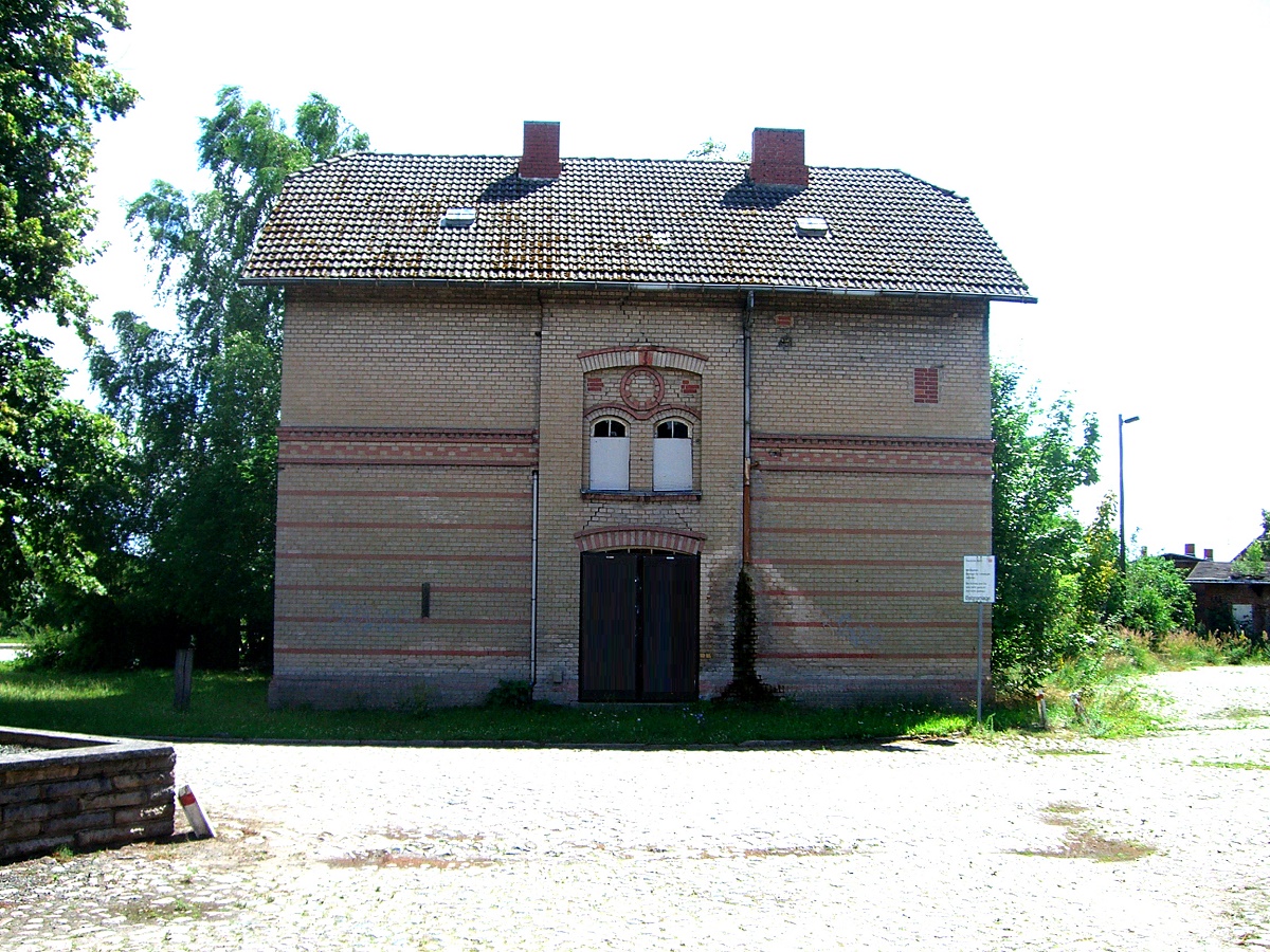 1.967 m² 2 historische Mehrfamilienhäuser Denkmal, Sanierungsobjekte am Bahnhof Karow, Plau am See