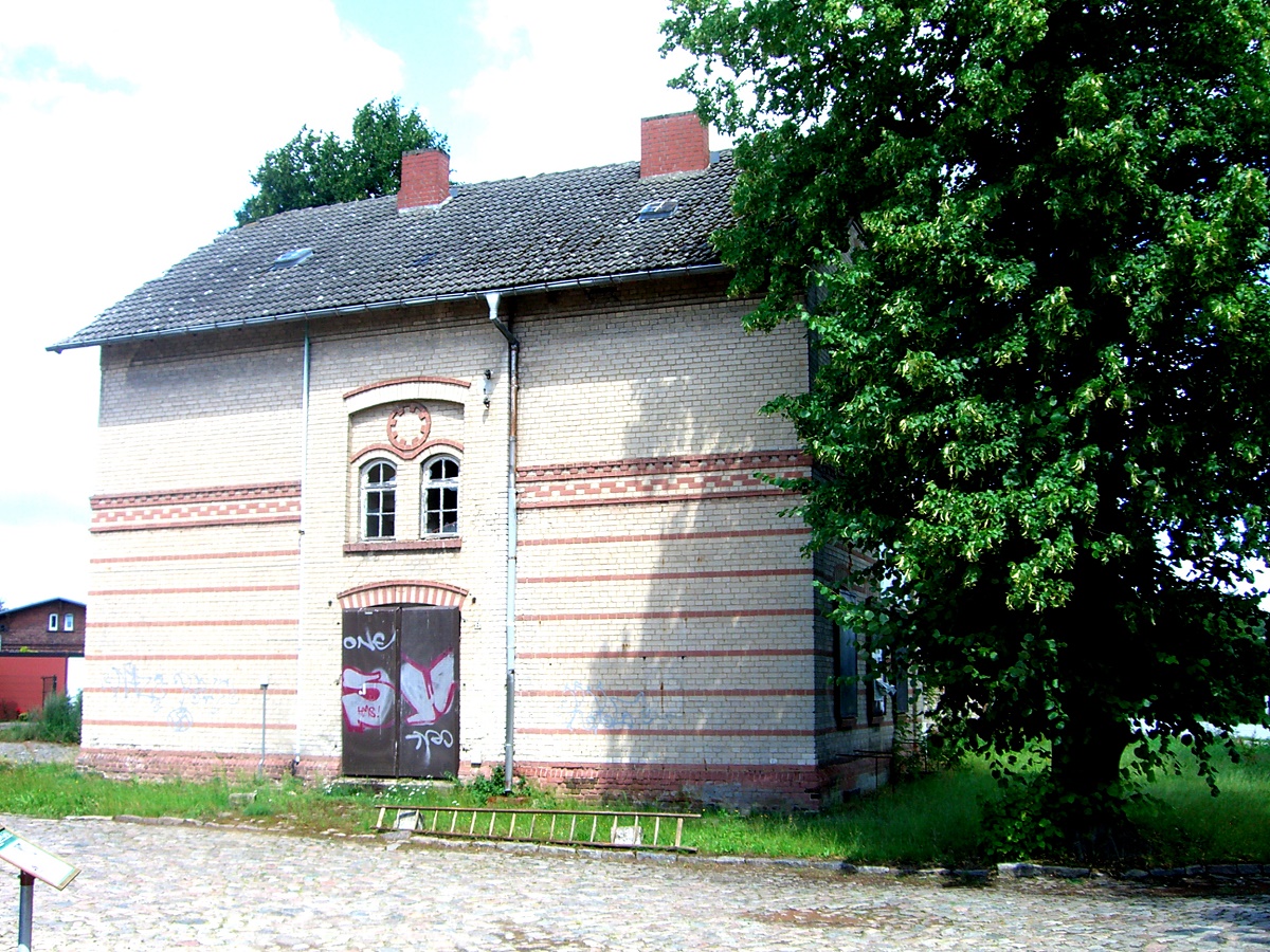 1.967 m² 2 historische Mehrfamilienhäuser Denkmal, Sanierungsobjekte am Bahnhof Karow, Plau am See