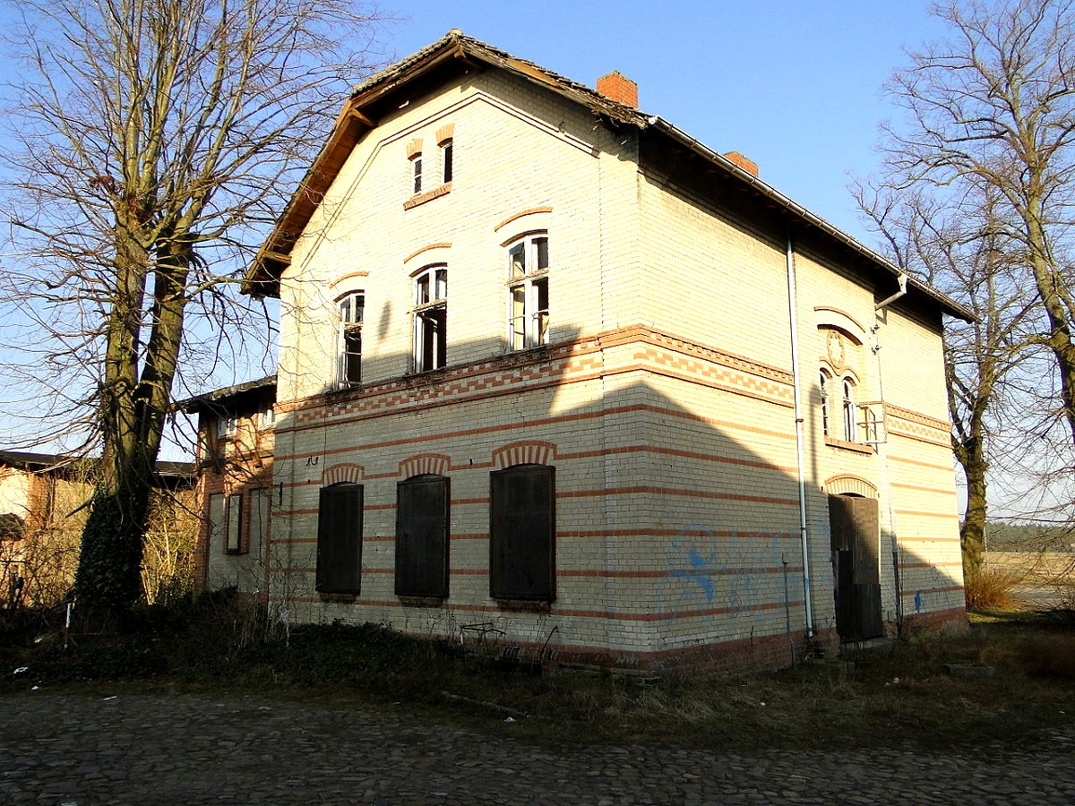 1.967 m² 2 historische Mehrfamilienhäuser Denkmal, Sanierungsobjekte am Bahnhof Karow, Plau am See