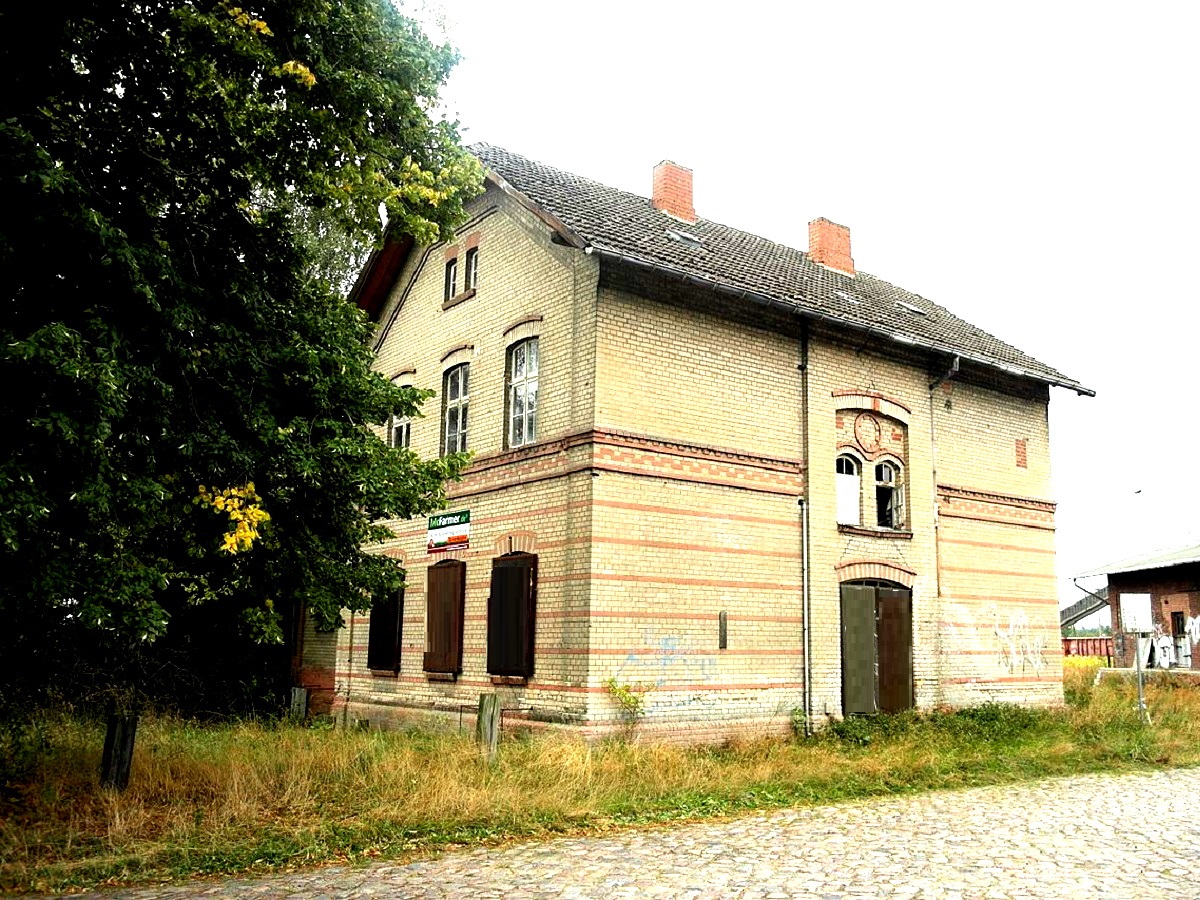1.967 m² 2 historische Mehrfamilienhäuser Denkmal, Sanierungsobjekte am Bahnhof Karow, Plau am See