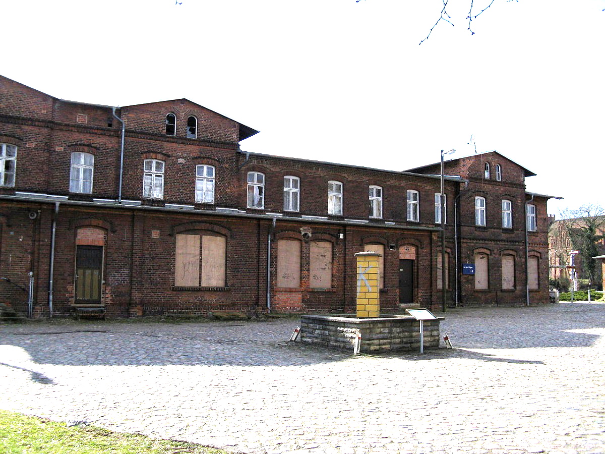 1.967 m² 2 historische Mehrfamilienhäuser Denkmal, Sanierungsobjekte am Bahnhof Karow, Plau am See