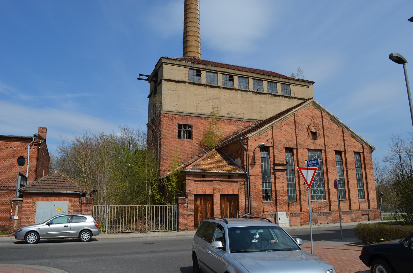 Fabrikruine mit großem betonierten Parkplatz, nahe dem Stadtzentrum von Spremberg