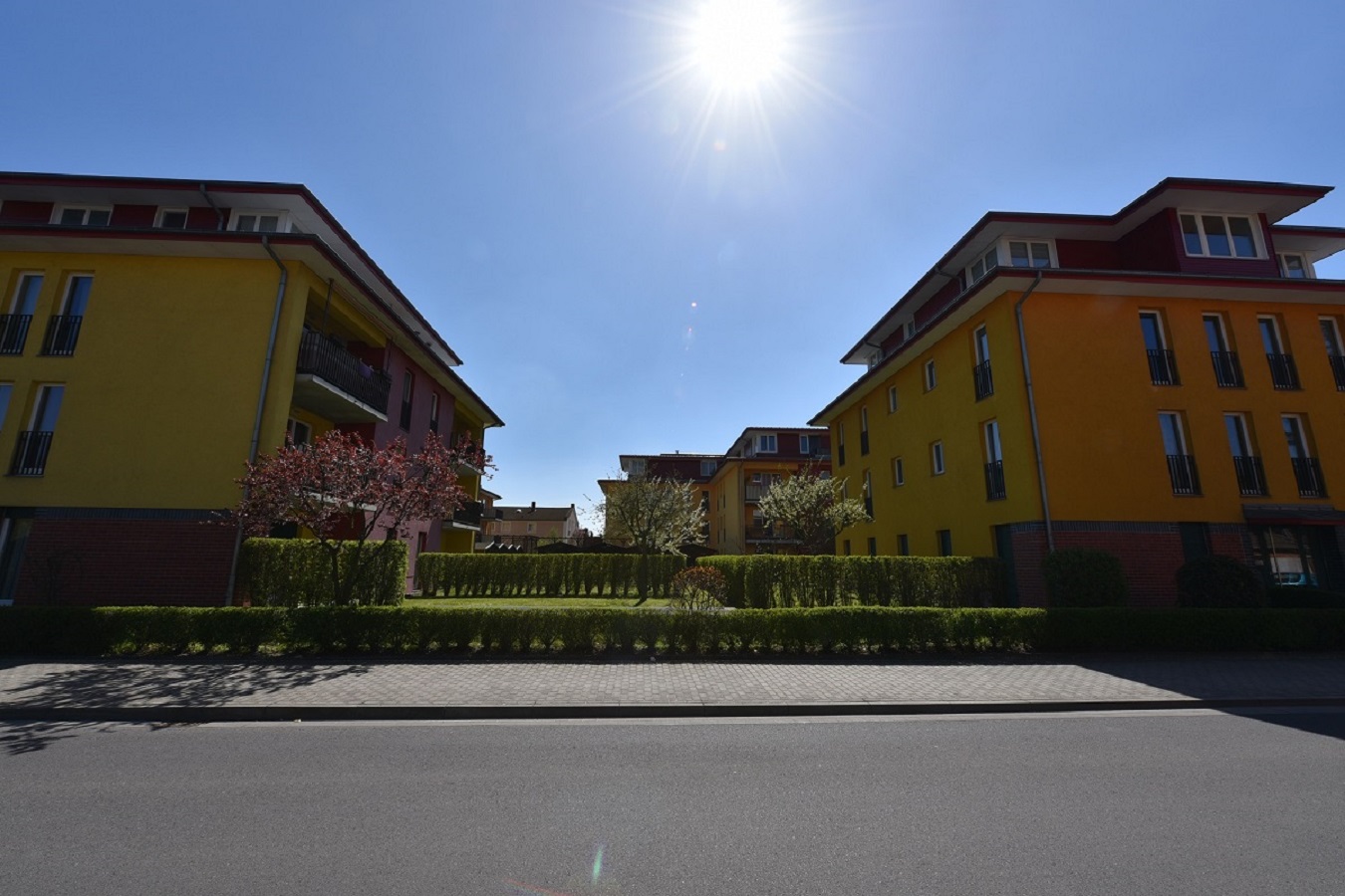 Fabrikruine mit großem betonierten Parkplatz, nahe dem Stadtzentrum von Spremberg
