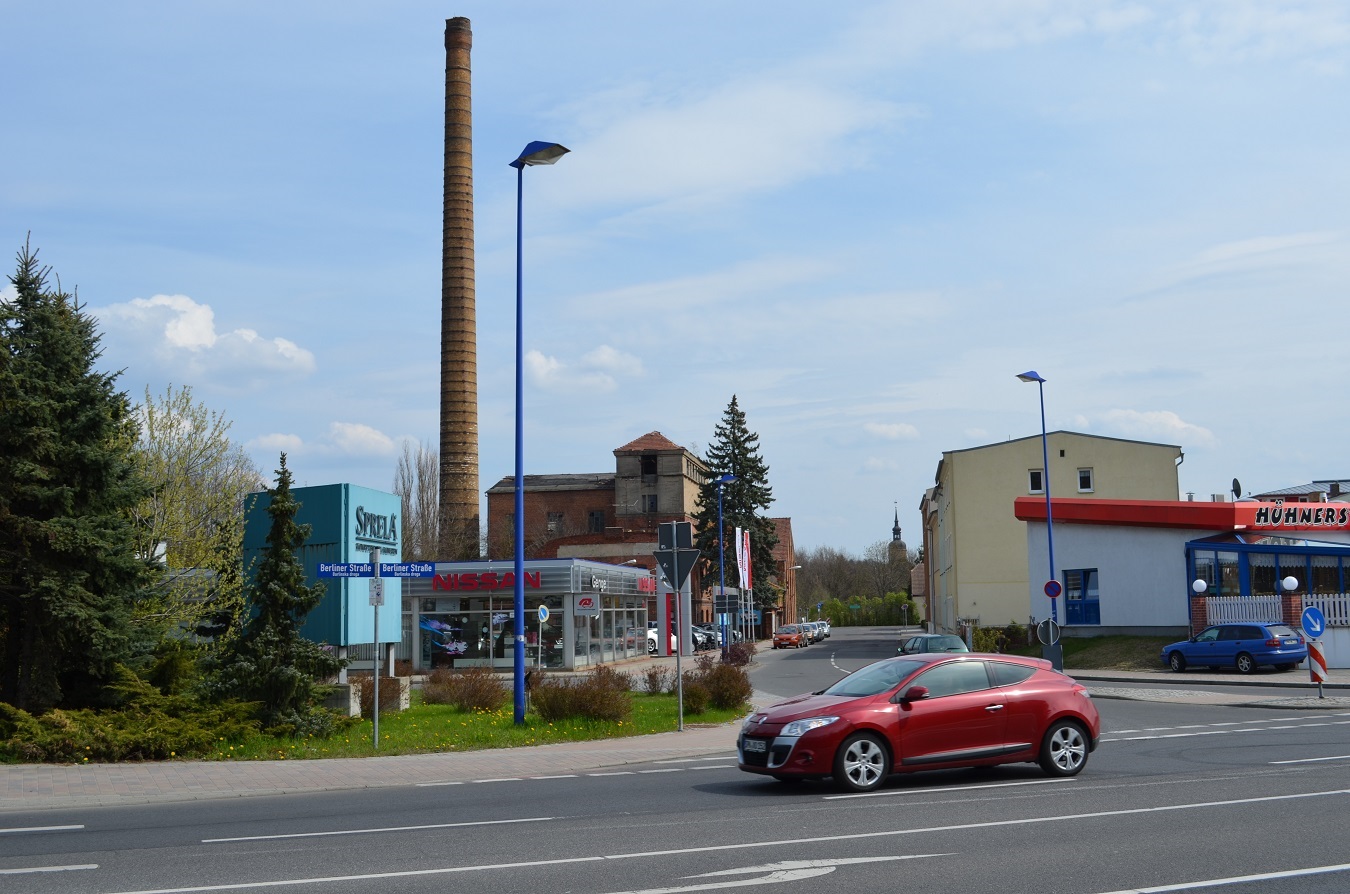 Fabrikruine mit großem betonierten Parkplatz, nahe dem Stadtzentrum von Spremberg