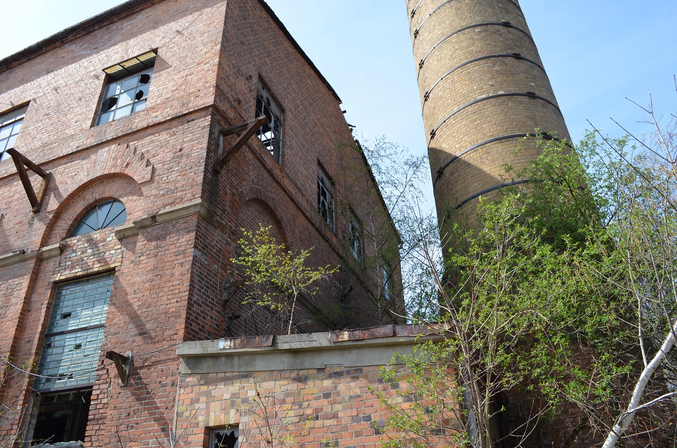 Fabrikruine mit großem betonierten Parkplatz, nahe dem Stadtzentrum von Spremberg