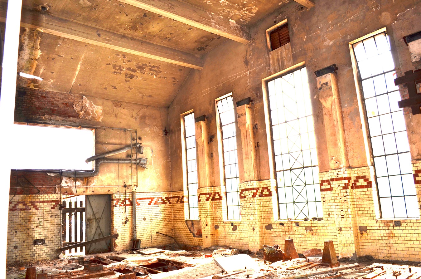 Fabrikruine mit großem betonierten Parkplatz, nahe dem Stadtzentrum von Spremberg