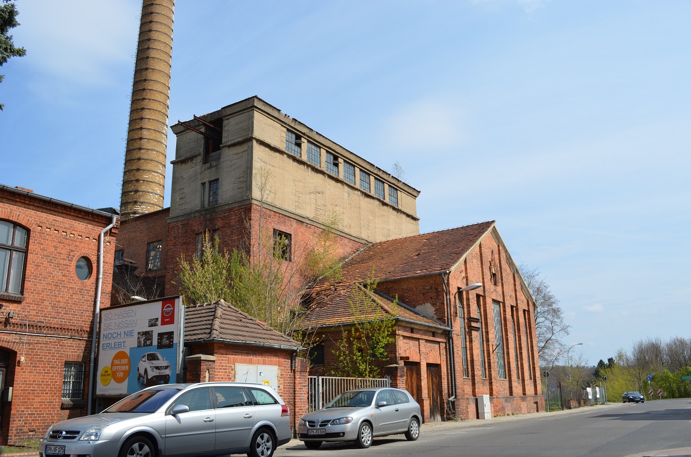Fabrikruine mit großem betonierten Parkplatz, nahe dem Stadtzentrum von Spremberg