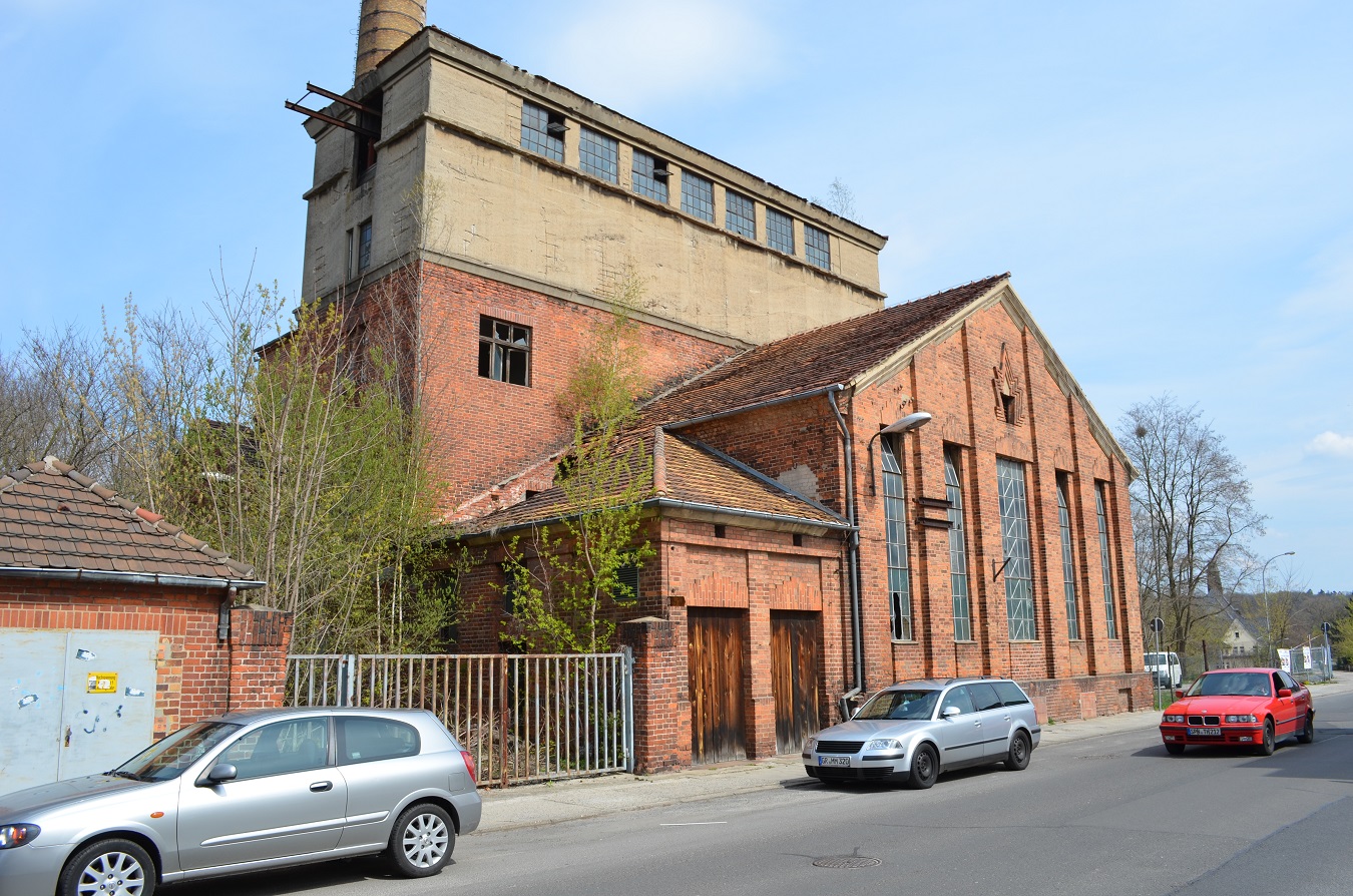 Fabrikruine mit großem betonierten Parkplatz, nahe dem Stadtzentrum von Spremberg