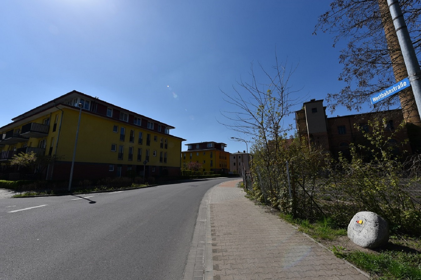 Fotovoltaik SolarParkplatz in der Stadt Spremberg, ideal für Autohandel, e-LKW-Tankstelle