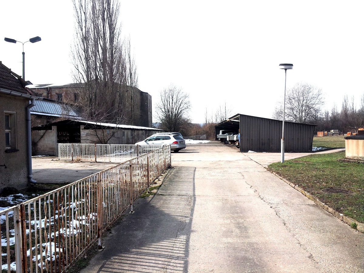 Autoplatz, LKW-Parkplatz in Coswig im Gewerbegebiet an der S84 Dresden-Meißen mieten
