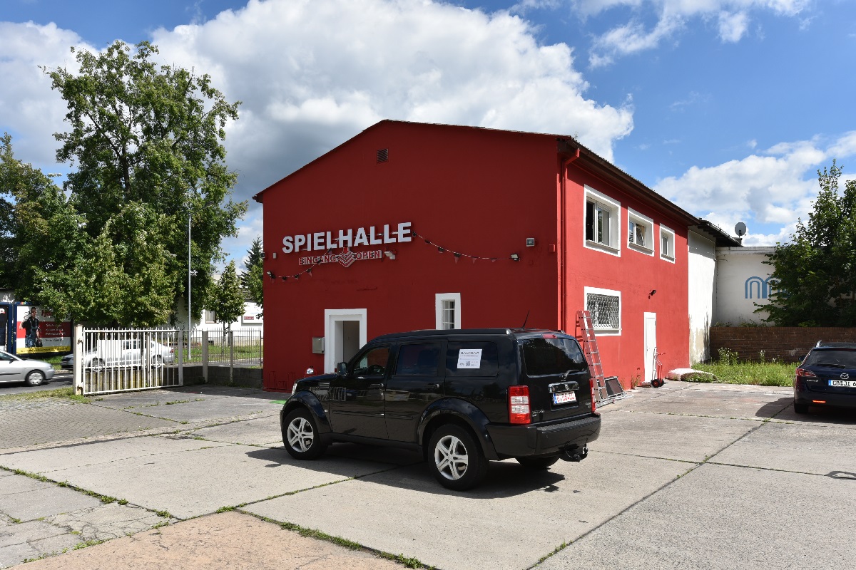 Gewerbezentrum in der Stadt Spremberg mit Fachmarkt, Werkstatt, Büroflächen und Wohnung.