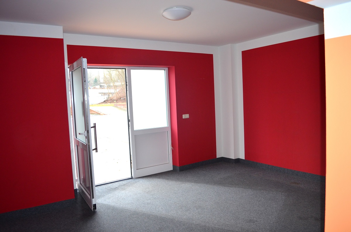 Gewerbezentrum in der Stadt Spremberg mit Fachmarkt, Werkstatt, Büroflächen und Wohnung.