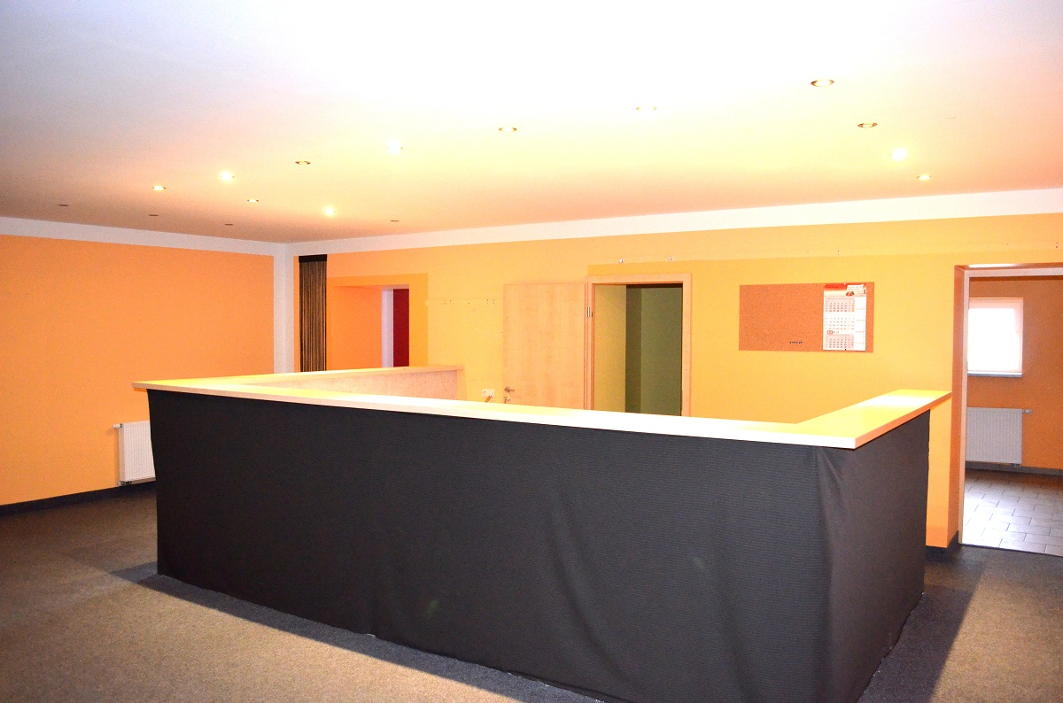 Gewerbezentrum in der Stadt Spremberg mit Fachmarkt, Werkstatt, Büroflächen und Wohnung.