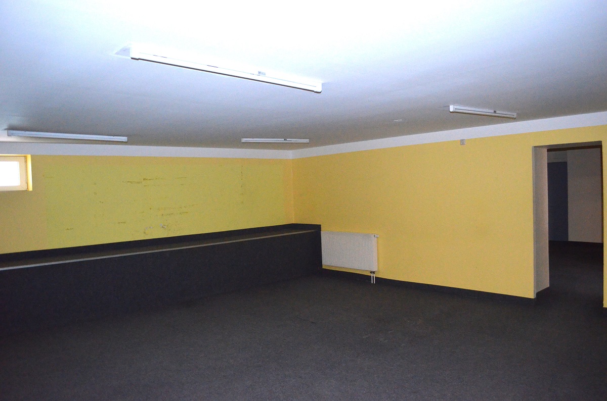 Gewerbezentrum in der Stadt Spremberg mit Fachmarkt, Werkstatt, Büroflächen und Wohnung.