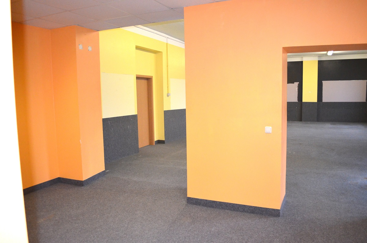 Gewerbezentrum in der Stadt Spremberg mit Fachmarkt, Werkstatt, Büroflächen und Wohnung.