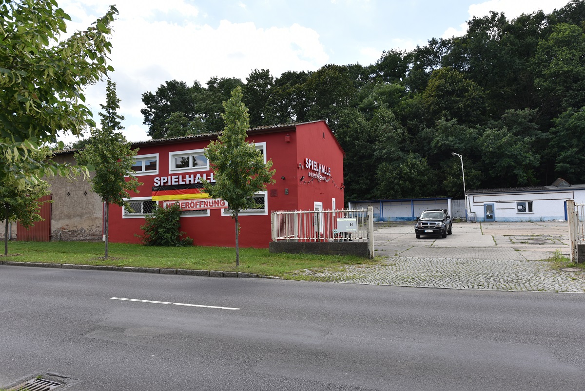 Gewerbezentrum in der Stadt Spremberg mit Fachmarkt, Werkstatt, Büroflächen und Wohnung.