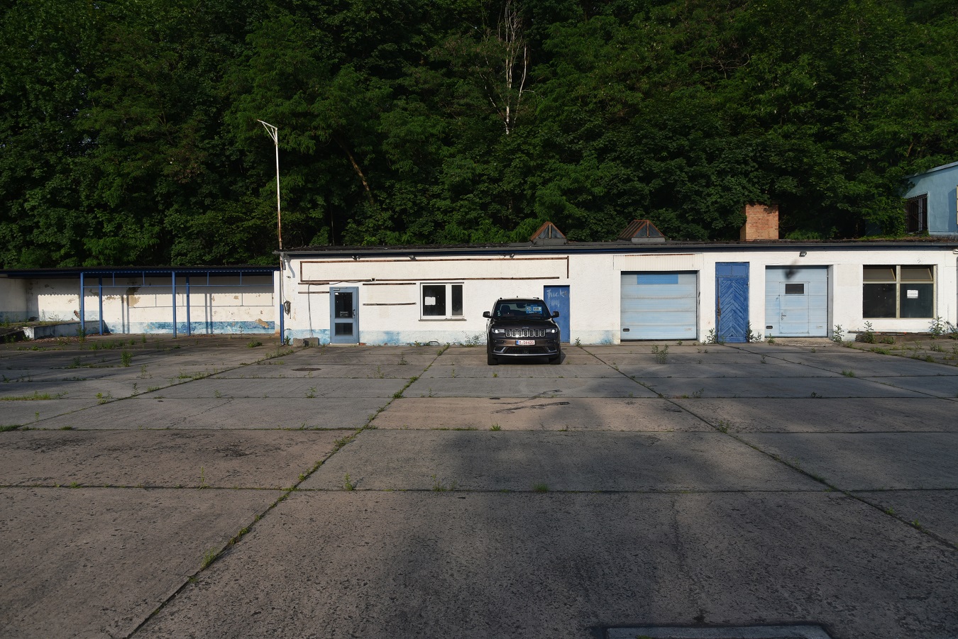 Gewerbezentrum in der Stadt Spremberg mit Fachmarkt, Werkstatt, Büroflächen und Wohnung.