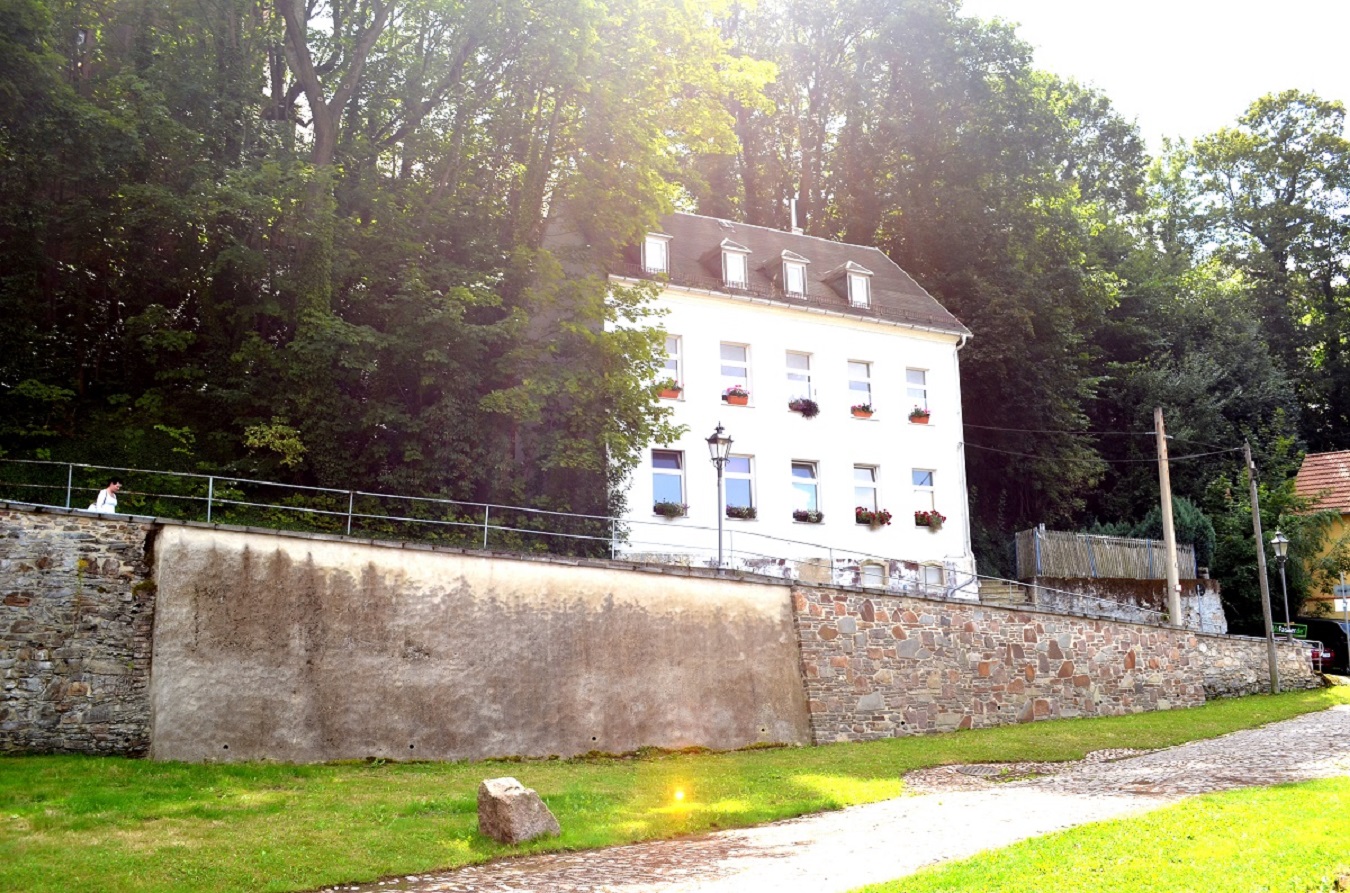 Mehrfamilienhaus in Glauchau mit traumhaftem Ausblick auf die Unterstadt, 3 Wohnetagen, Sanierungsobjekt, Kapitalanlage oder Eigennutzung?
