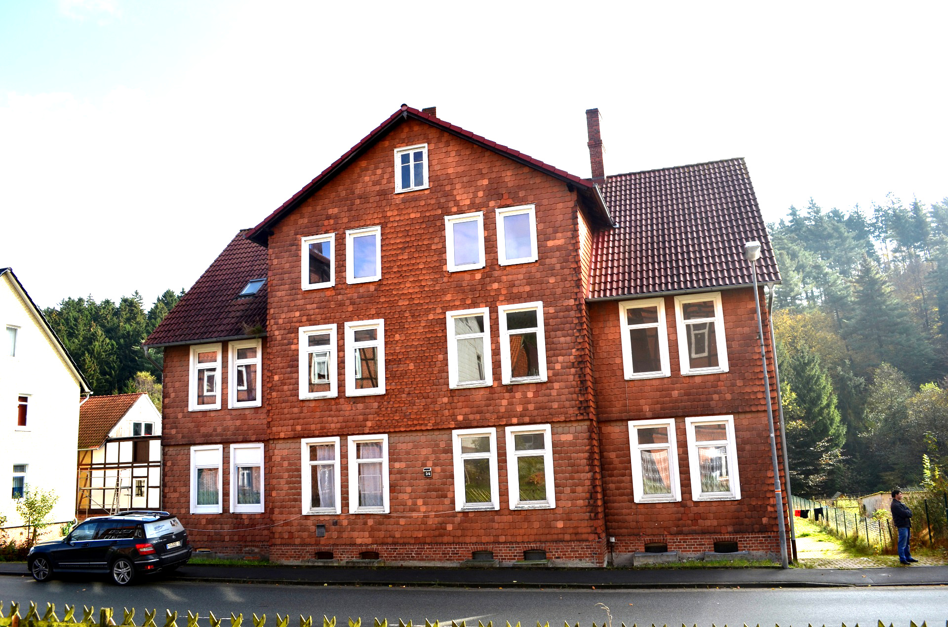 Mehrfamilienhaus mit 6 Wohnungen in Grünenplan, Sanierungsobjekt mit großen Garten am Bach