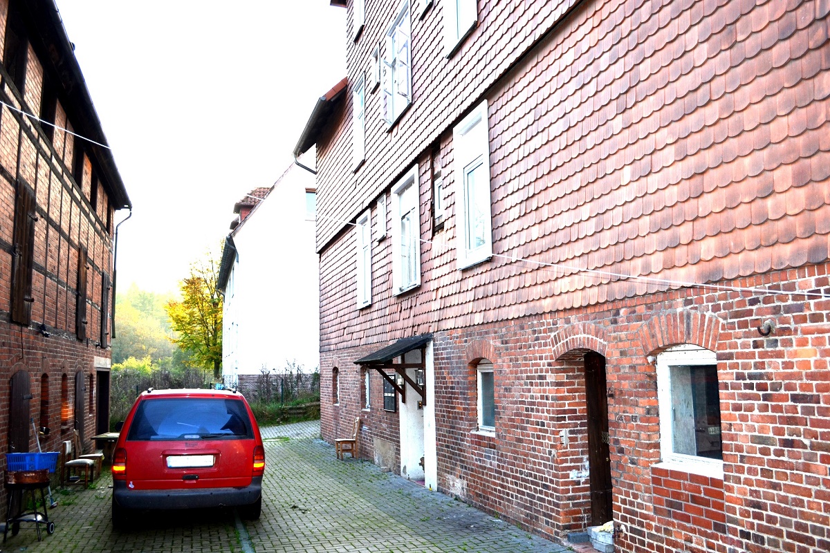 Mehrfamilienhaus mit 6 Wohnungen in Grünenplan, Sanierungsobjekt mit großen Garten am Bach