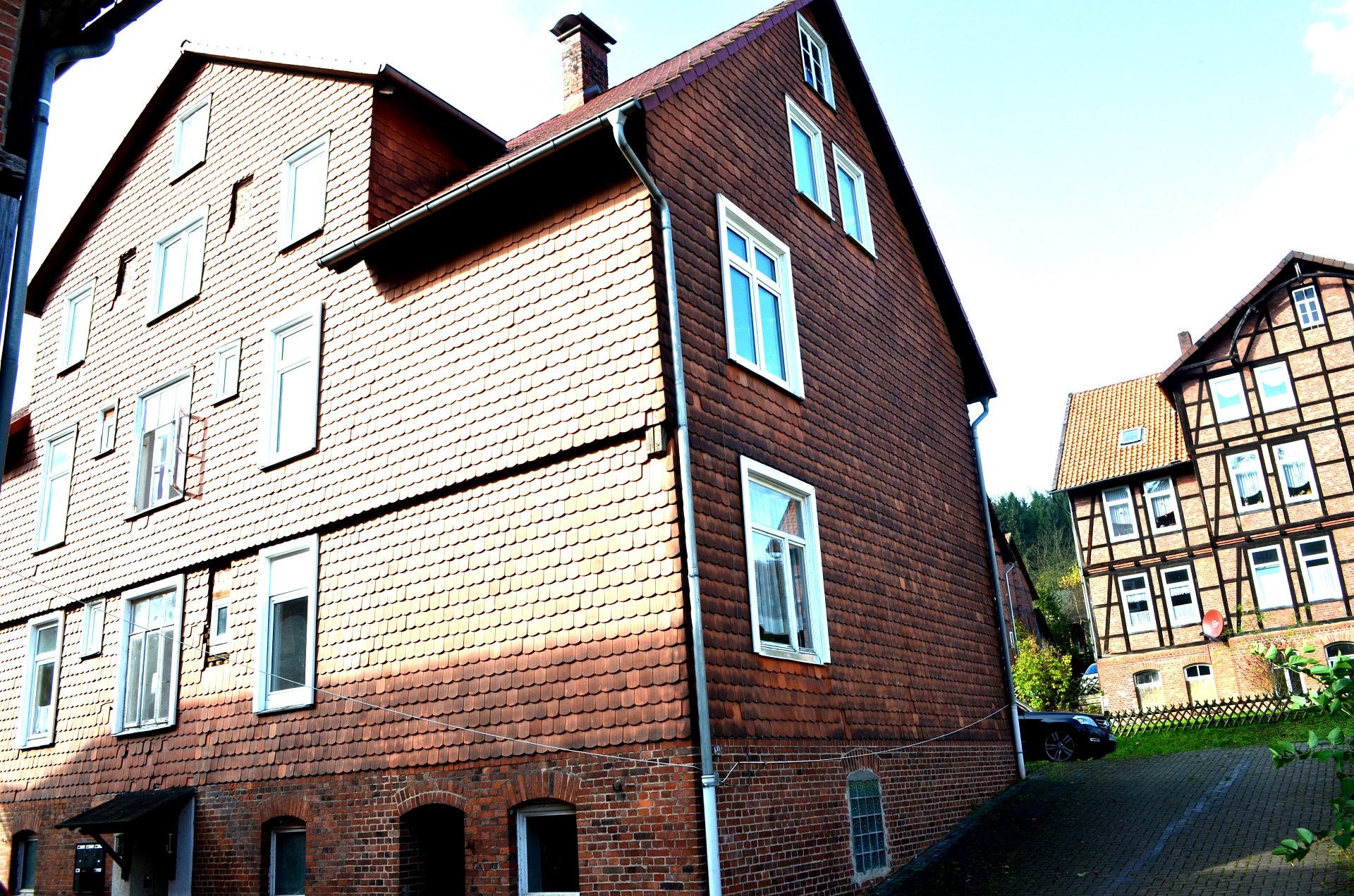 Das rote Haus von Grünenplan, Erotic-Immobilie mit großen Garten am Bach
