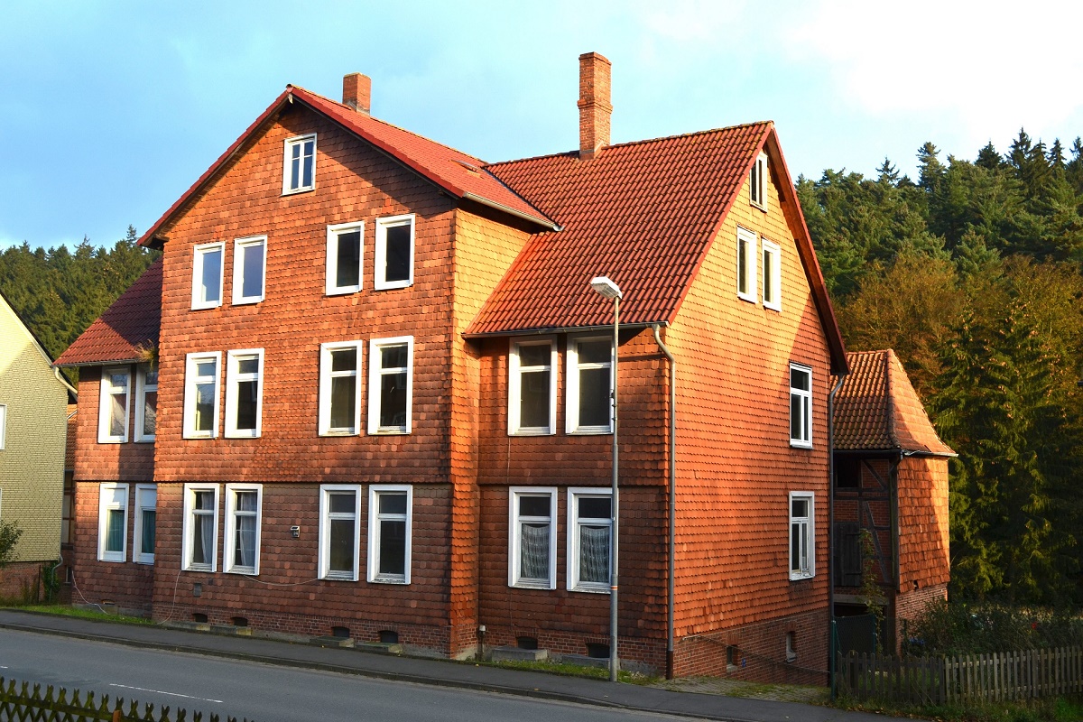 Mehrfamilienhaus mit 6 Wohnungen in Grünenplan, Sanierungsobjekt mit großen Garten am Bach