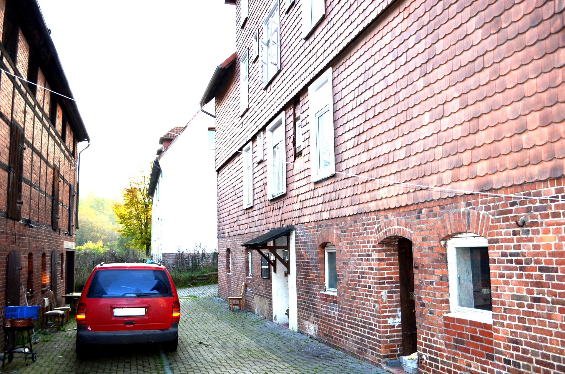 Das rote Haus von Grünenplan, Erotic-Immobilie mit großen Garten am Bach
