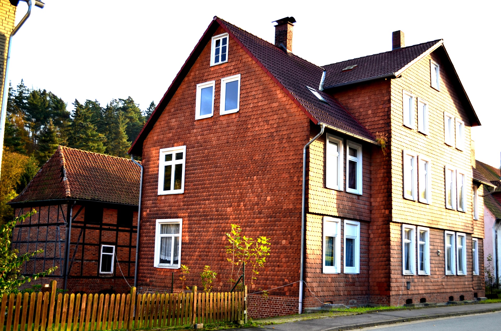 Das rote Haus von Grünenplan, Erotic-Immobilie mit großen Garten am Bach