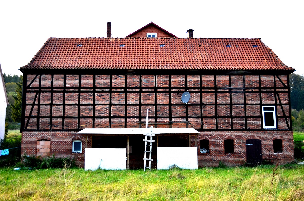 Das rote Haus von Grünenplan, Erotic-Immobilie mit großen Garten am Bach