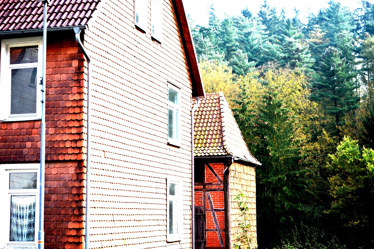 Mehrfamilienhaus mit 6 Wohnungen in Grünenplan, Sanierungsobjekt mit großen Garten am Bach