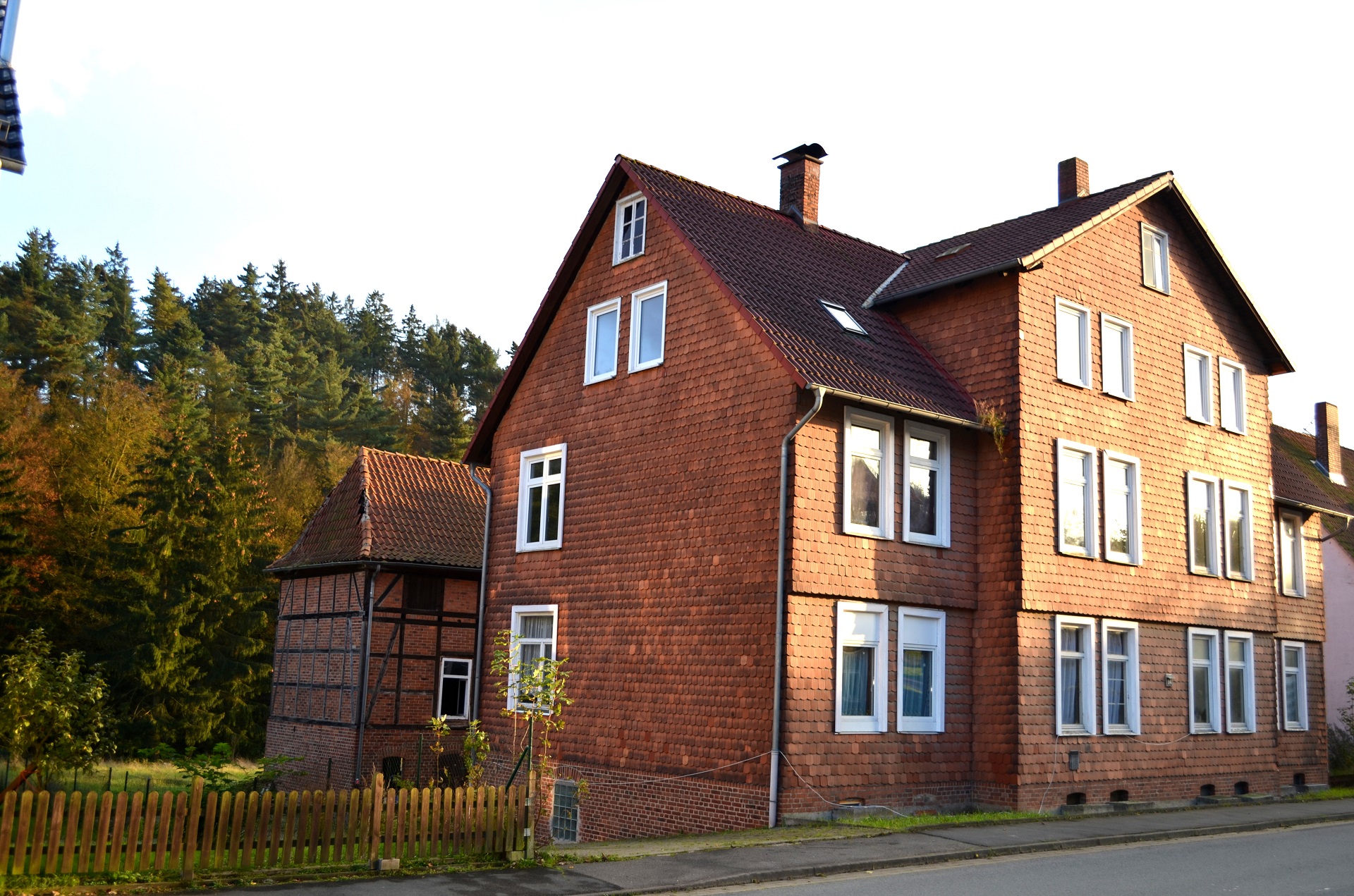 Mehrfamilienhaus mit 6 Wohnungen in Grünenplan, Sanierungsobjekt mit großen Garten am Bach