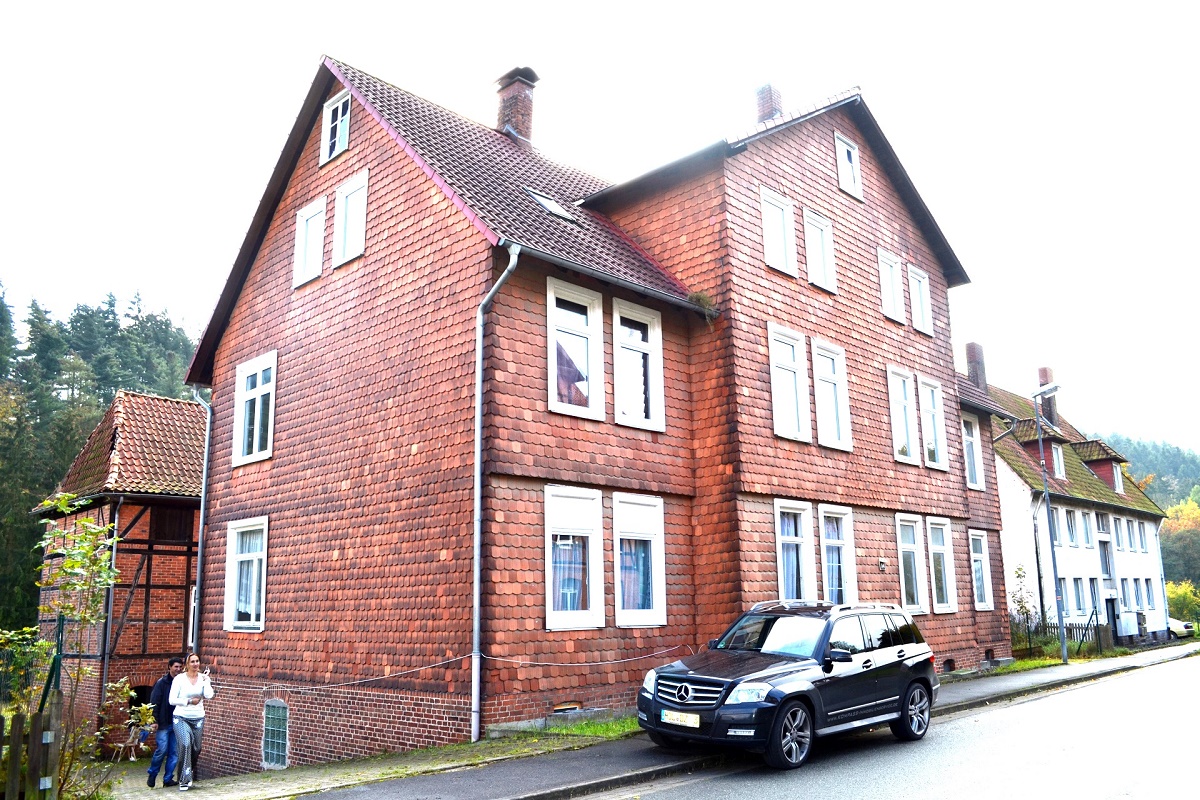 Das rote Haus von Grünenplan, Erotic-Immobilie mit großen Garten am Bach