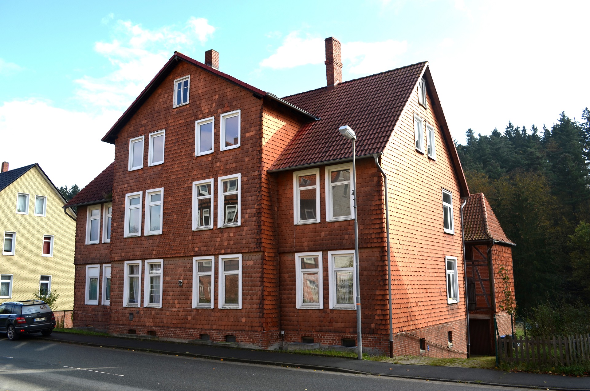 Das rote Haus von Grünenplan, Erotic-Immobilie mit großen Garten am Bach