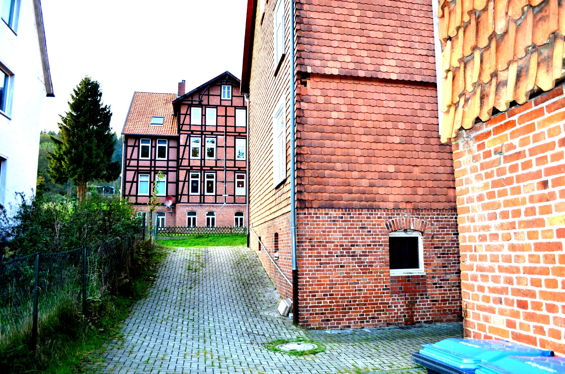 Das rote Haus von Grünenplan, Erotic-Immobilie mit großen Garten am Bach