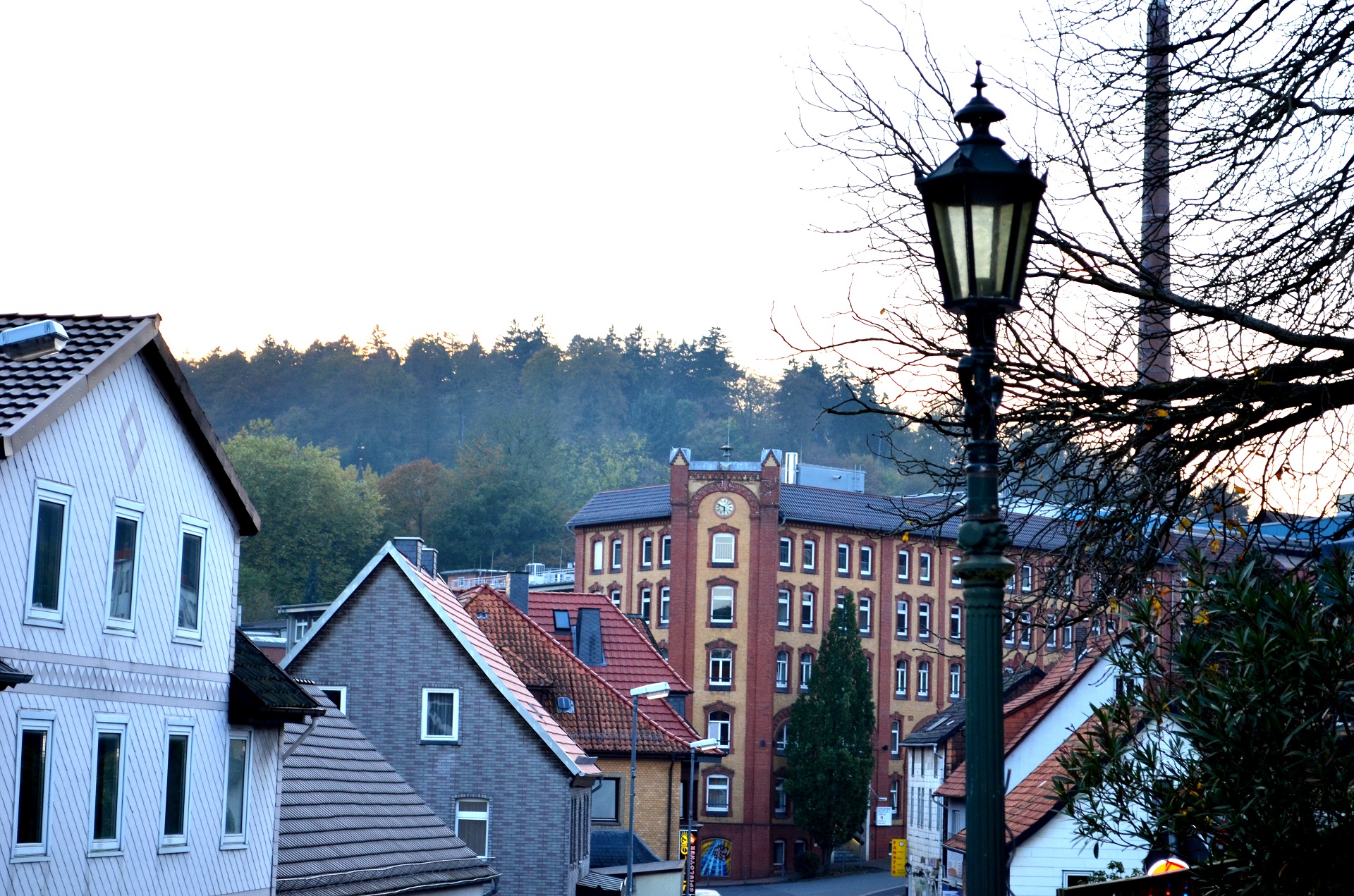 Mehrfamilienhaus mit 6 Wohnungen in Grünenplan, Sanierungsobjekt mit großen Garten am Bach