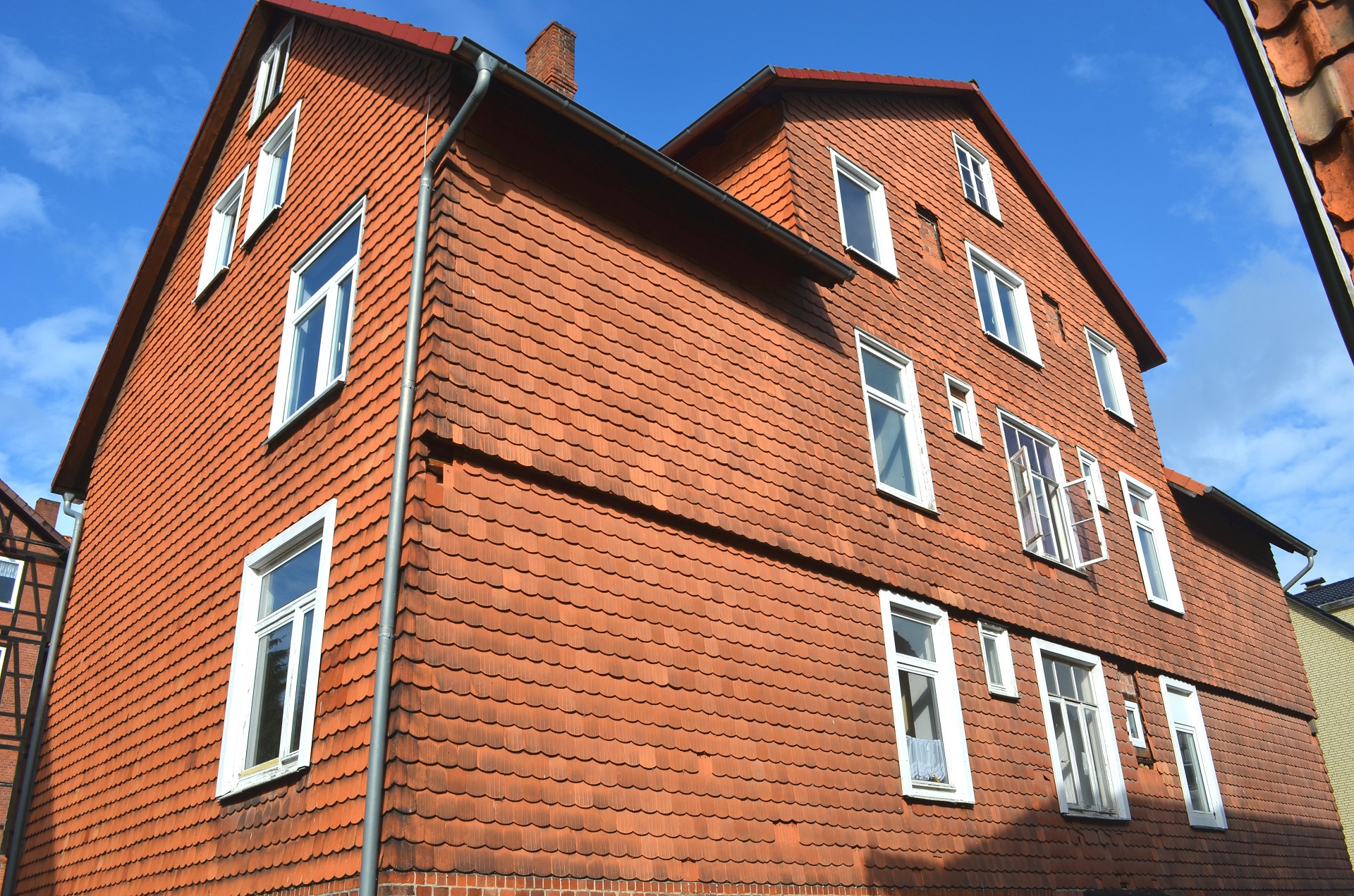 Mehrfamilienhaus mit 6 Wohnungen in Grünenplan, Sanierungsobjekt mit großen Garten am Bach