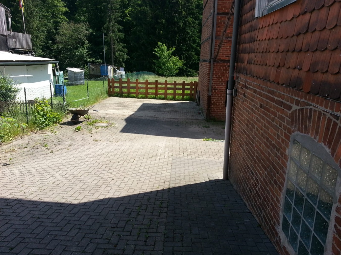 Das rote Haus von Grünenplan, Erotic-Immobilie mit großen Garten am Bach