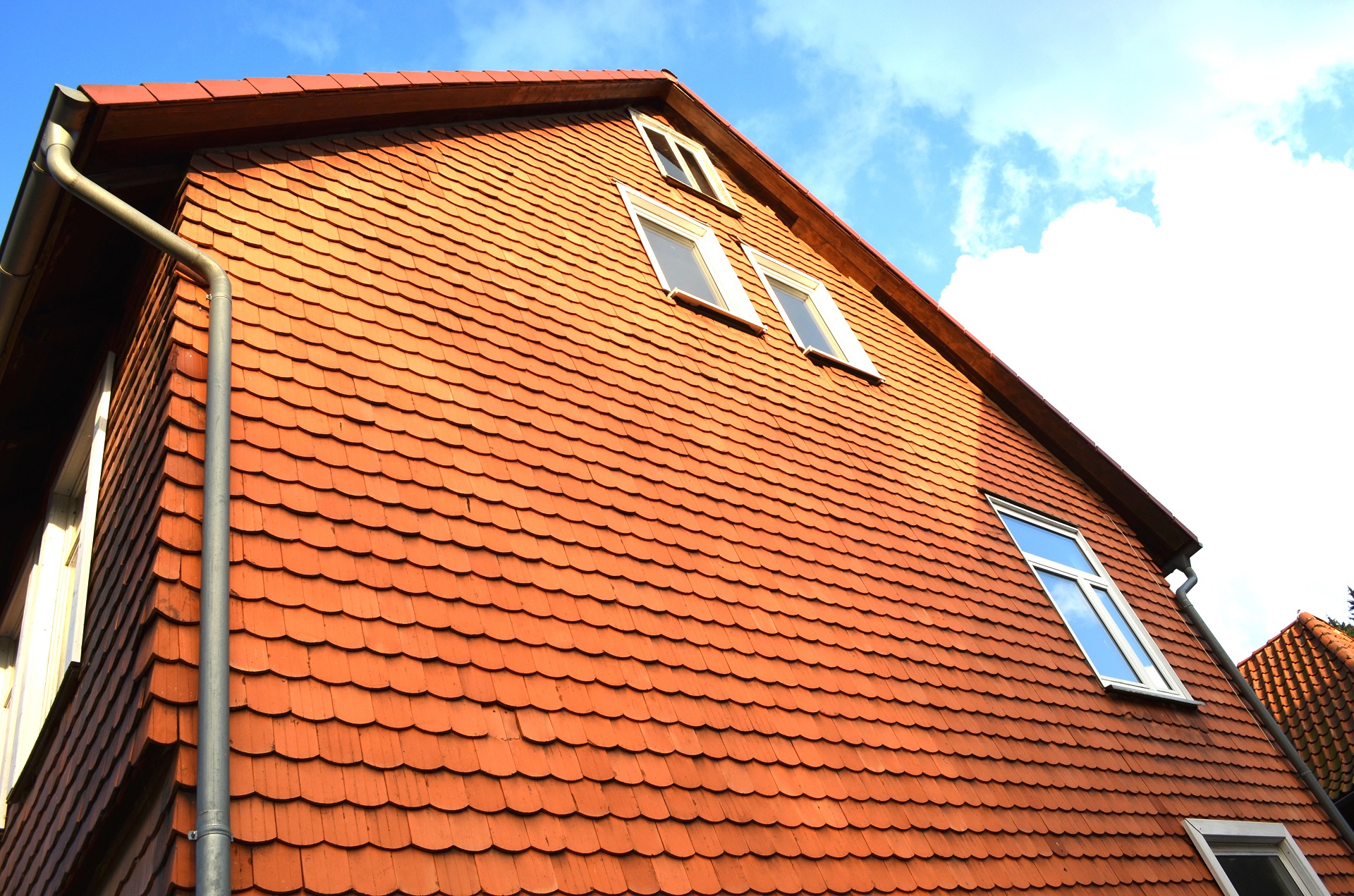 Mehrfamilienhaus mit 6 Wohnungen in Grünenplan, Sanierungsobjekt mit großen Garten am Bach