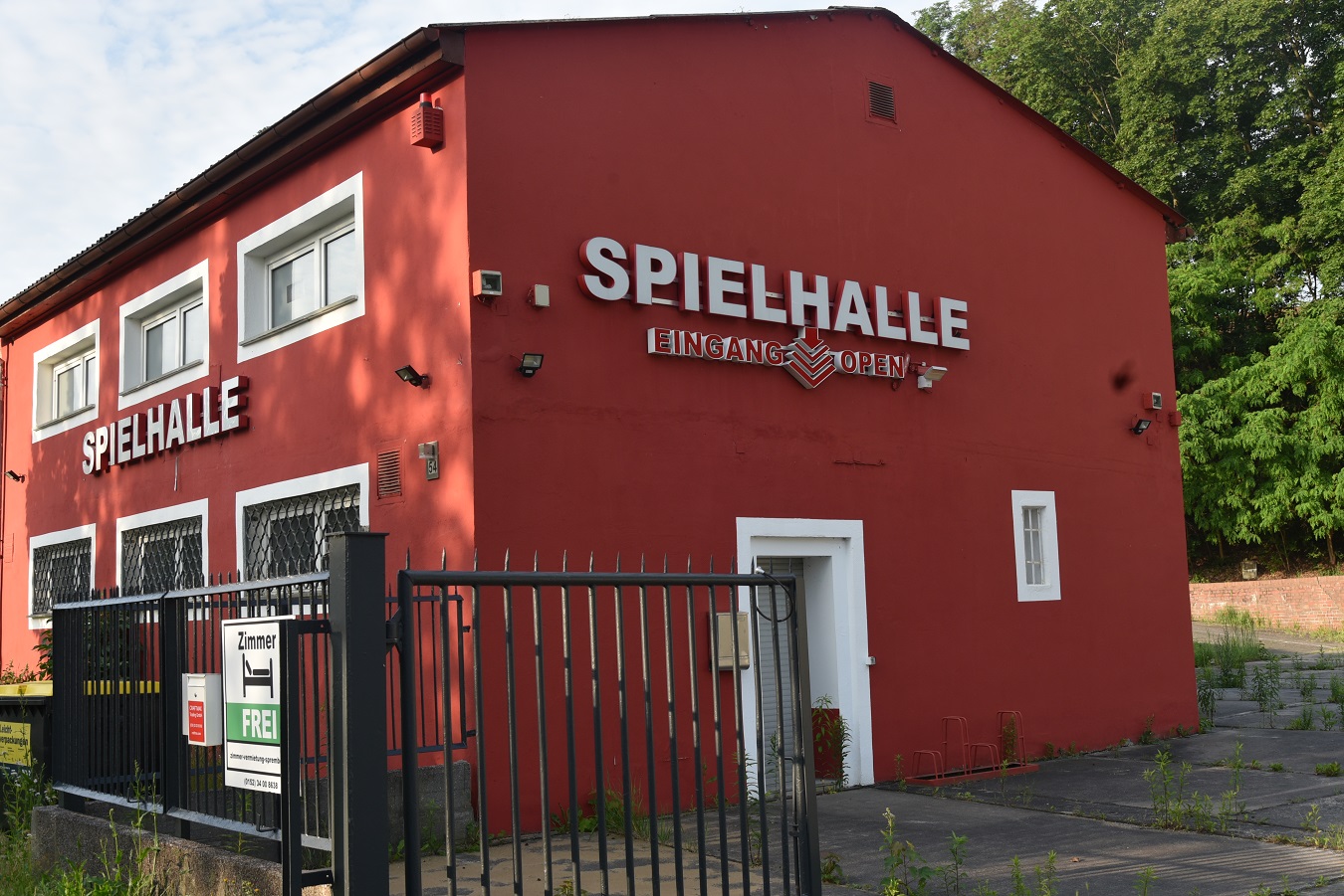 Gewerbezentrum in der Stadt Spremberg mit Fachmarkt, Werkstatt, Büroflächen und Wohnung.