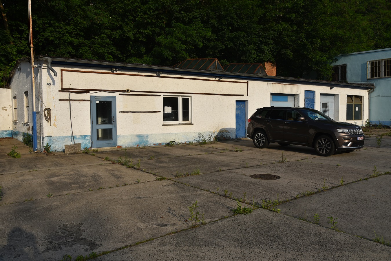 Gewerbezentrum in der Stadt Spremberg mit Fachmarkt, Werkstatt, Büroflächen und Wohnung.