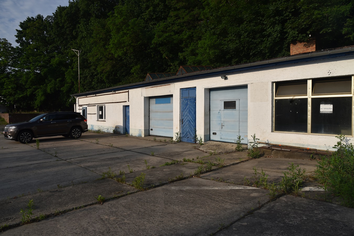 Gewerbezentrum in der Stadt Spremberg mit Fachmarkt, Werkstatt, Büroflächen und Wohnung.