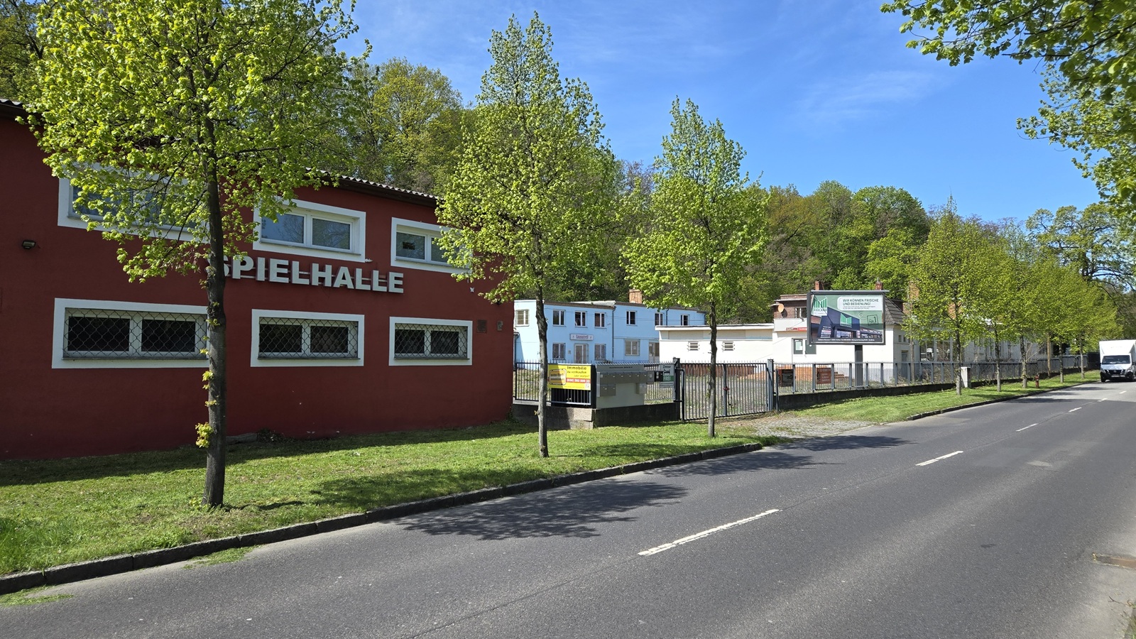 Gewerbezentrum in der Stadt Spremberg mit Fachmarkt, Werkstatt, Büroflächen und Wohnung mit hoher Mieteinnahme.